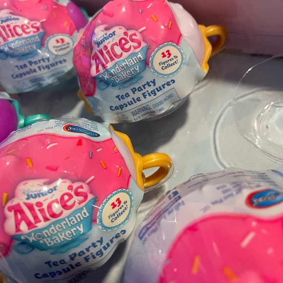 💜Alice’s wonderland bakery tea party capsule figures color reveal series 1 - Picture 5 of 8